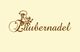 Logo mit dem Schriftzug „Zaubernadel“, verziert mit einer stilisierten Figur und Blumen.