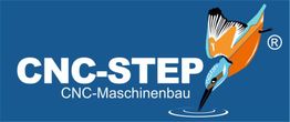 Logo mit Text "CNC-STEP CNC-Maschinenbau" und einem Eisvogel, der ins Wasser taucht.