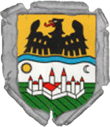 Wappen mit schwarzem Adler, darunter eine Festung, Sonne und Mond. Umrahmt von grauem Rand.