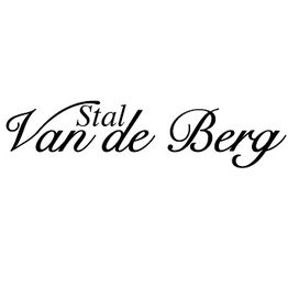 "Logo met de tekst 'Stal Van de Berg' in sierlijk lettertype."