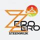 Logo van ZeroZero Steenwijk met oranje lijnen en een kleurrijke kledinghanger.