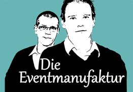 Zwei Männer in Schwarz-Weiß vor blauem Hintergrund mit dem Text "Die Eventmanufaktur".