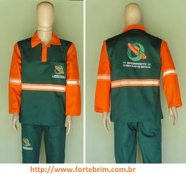 Uniforme de trabalho verde e laranja em manequim, com logo de empresa e site na parte inferior.