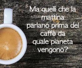 Tasse Kaffee auf Holztisch, daneben italienischer Text über morgendliche Gespräche ohne Kaffee.