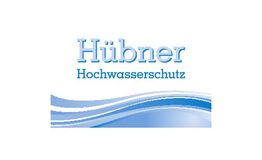 Logo mit Text "Hübner Hochwasserschutz" und blauen Wellenlinien darunter.