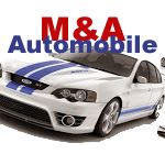 Weißes Auto mit blauen Streifen und der Aufschrift "M&A Automobile" darüber.