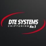 Logo von DTE Systems mit rotem Bogen und Text "Chiptuning No.1" auf dunkelgrauem Hintergrund.