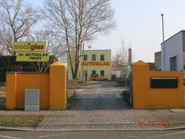 Gelbes Gebäude und Tor mit Aufschriften "Autoglas" und "Mobilglas". Datum: 28.01.2011.