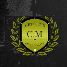 Emblema verde e preto com folhas: "Detetive C.M. Cicero Mota".