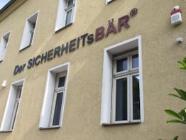 Fassade eines Gebäudes mit dem Schriftzug „Der Sicherheitsbär“ in großen Buchstaben.