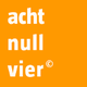 Orange Quadrat mit weißem Text: "acht null vier ©".