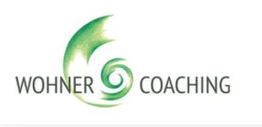 Grünes WOHNER COACHING-Logo mit spiralförmigem Design in der Mitte.