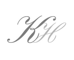 Geschwungene Buchstaben "KH" in grauer Farbe auf weißem Hintergrund.