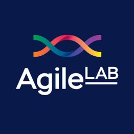 Logo mit Regenbogenschleife über "Agile LAB" auf dunkelblauem Hintergrund.