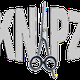 Schaar in het midden van het woord "KNAPZ" in grijze letters.