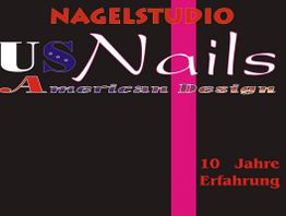 Nagelstudio-Werbung mit Text: "US Nails American Design, 10 Jahre Erfahrung" auf dunklem Hintergrund.