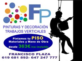 Trabajador colgando, "Pinturas y Decoración, Trabajos Verticales", con datos de contacto de FP.