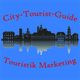Stilisierte Stadtsilhouette mit dem Text "City-Tourist-Guide, Touristik Marketing" vor blauem Hintergrund.