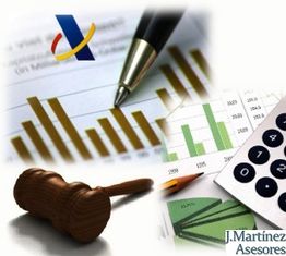 Gráficos, bolígrafo, calculadora y mazo, con logo de Hacienda. Texto: "J. Martínez Asesores".