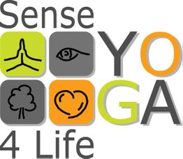Logo mit Text "Sense YOGA 4 Life" und Symbolen für Meditation, Auge, Baum und Herz.