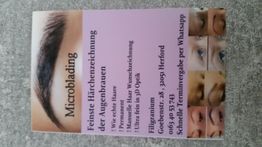 Visitenkarte für Microblading-Dienstleistungen mit Text und Bildern von behandelten Augenbrauen.