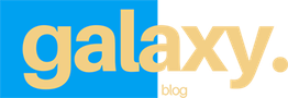 Logo mit blauem Hintergrund und beige Schriftzug in nicht lesbarer Schriftart.