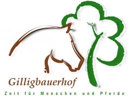 Logo von Gilligbauerhof: Pferdeumriss neben vierblättrigem Kleeblatt, Text darunter.