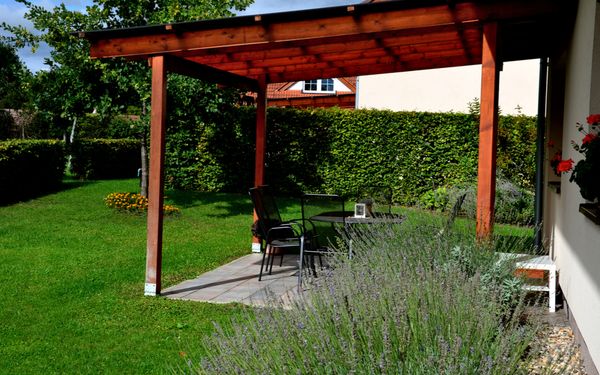 Holzpergola in einem Garten