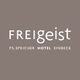 Logo mit Text: "FREIgeist PS.Speicher Hotel Einbeck". Beige Hintergrund.