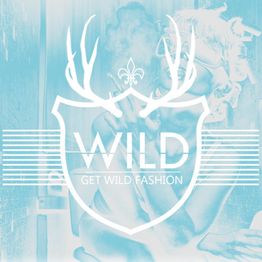 Ein blauer Hintergrund mit einem Hirschgeweih und dem Text "WILD Get Wild Fashion" in Weiß.