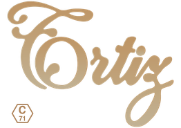 Texto "Ortiz" en fuente cursiva marrón con símbolo hexagonal a la izquierda.