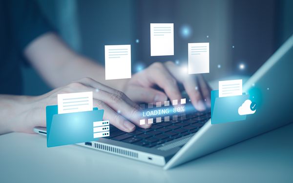 Handtippen auf dem Laptop, um ein Dokument von On-Premise in die Cloud im Internet zu senden.