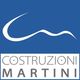 Logo con sfondo blu e scritta "Costruzioni Martini" in bianco e grigio. Motivo ondulato bianco.