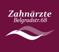 Logo mit Schriftzug "Zahnärzte Belgradstr. 68" auf bordeauxrotem Hintergrund.