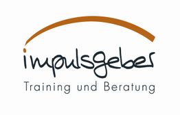 Logo mit Schriftzug "impulsgeber Training und Beratung" und einem braunen Bogen darüber.