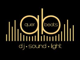 Logo mit Text "quer beats", DJ-Sound- und Lichtbalken in Gold auf schwarzem Hintergrund.