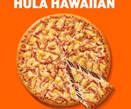 Pizza hawaiana de Little Caesars con un trozo separado, sobre fondo naranja. Texto: "Hula Hawaiian".