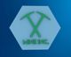 Logo met twee groene houweels en tekst "MINE INC." op een blauwe hexagonale achtergrond.