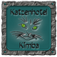 Grünes Schild mit Katzenillustration und Schriftzug "Katzenhotel Kimba".