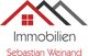 Logo mit stilisierten Dächern, Fenster und Text: "Immobilien Sebastian Weinand".
