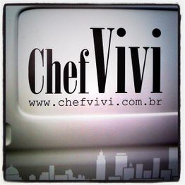 Texto "Chef Vivi" e site "www.chefvivi.com.br" em fundo branco com silhueta urbana cinza.