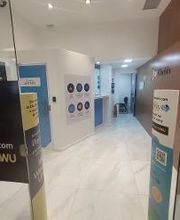 Corredor de agência com sinais de transferência de dinheiro da Western Union e PayPay.