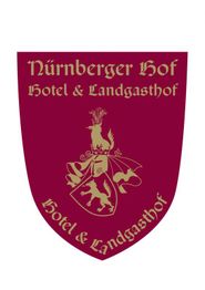 Wappen des Nürnberger Hof Hotel & Landgasthof mit goldenen Schriftzügen und einem Löwenmotiv.