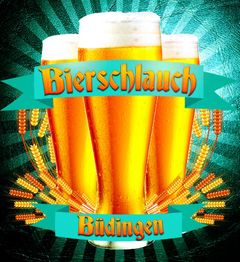 Drei Biergläser mit Schaum, umgeben von Weizen, beschriftet mit "Bierschlauch Büdingen".