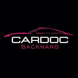 Logo mit stilisiertem Auto, Text: "Cardoc Backnang" in Weiß und Pink auf schwarzem Hintergrund.