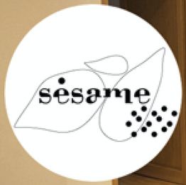 Logo avec le mot "sésame" stylisé, entouré de motifs de feuilles et de graines noires.