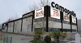 Fachada de edificio de almacén de muebles "camapolis" con anuncios de descanso y canapés.