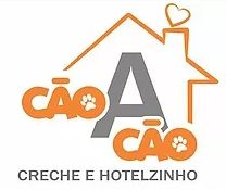 Logotipo de creche para cães "Cão A Cão", com desenho de casa e coração. Texto: Creche e Hotelzinho.