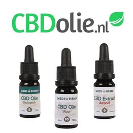 Drie flesjes MediHemp CBD-olie onder een logo met de tekst "CBDOlie.nl" en een bladgroen icoon.