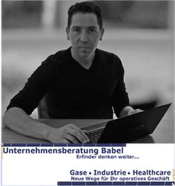 Mann sitzt an einem Tisch mit Laptop, Firmenschriftzug "Unternehmensberatung Babel" unten.